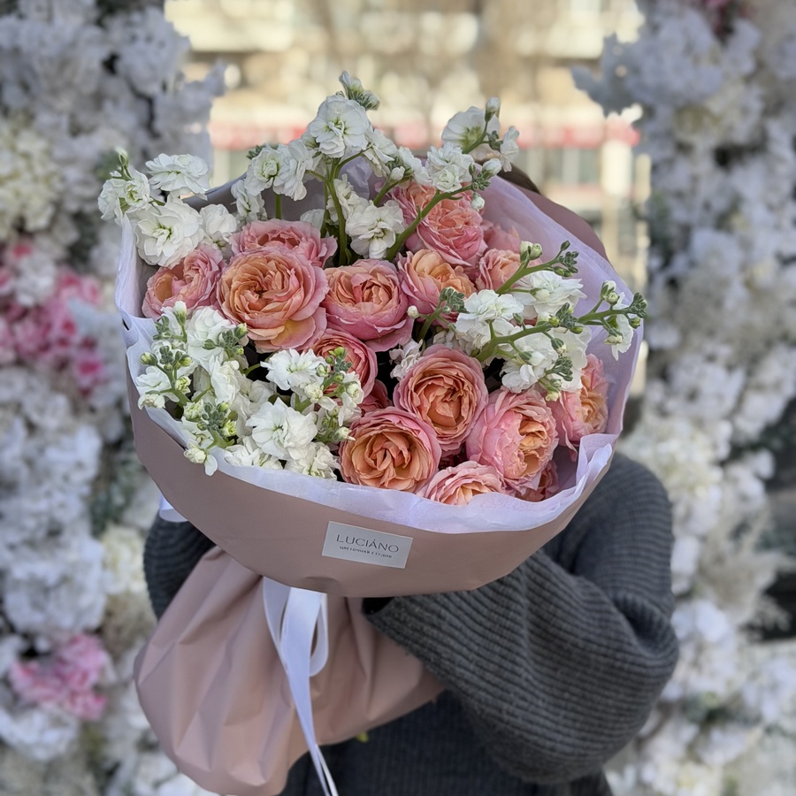 Дуо-букет из кустовой розы Juliette и маттиолы