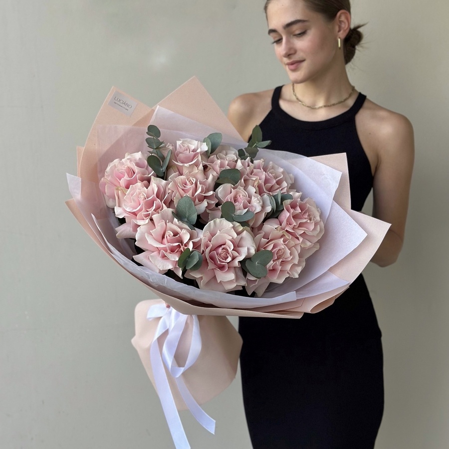 Моно букет из французских роз Pink Mondial - 11 шт с эвкалиптом
