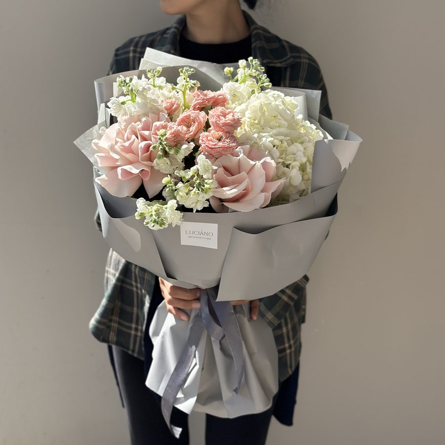 Авторский букет с маттиолой и кустовыми розами