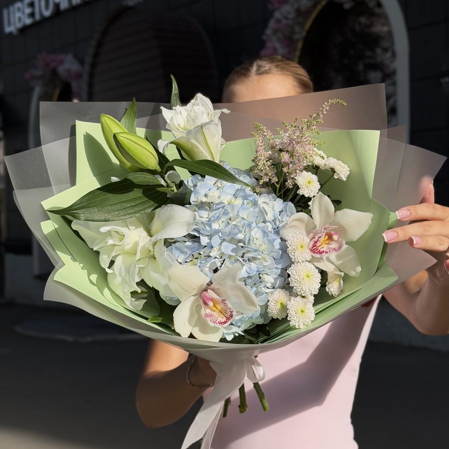Авторский букет с лилиями и орхидеями