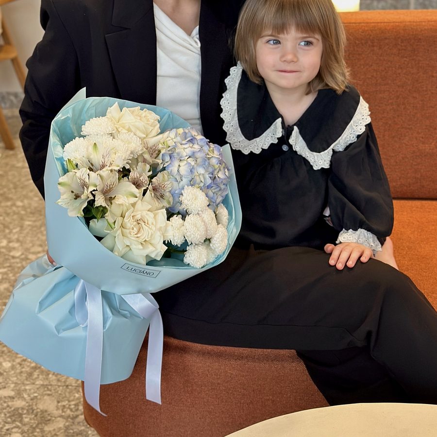 Авторский букет с французскими розами, гортензией и сантини