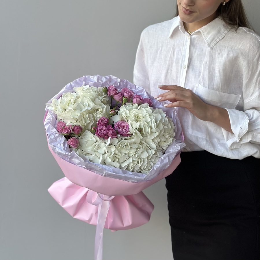 Дуо-букет из гортензий и кустовых роз