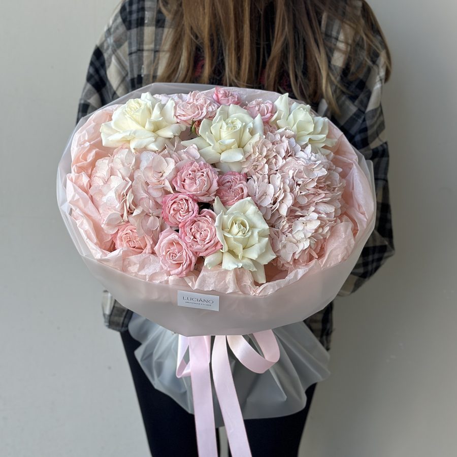 Авторский букет с кустовыми и французскими розами