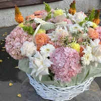 Авторская композиция с кустовыми розами, диантусами и гортензией