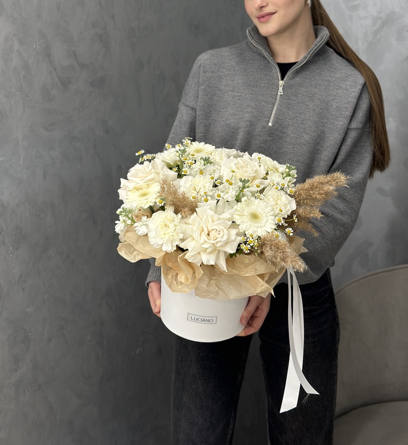 Авторская композиция в белых оттенках с пампасами