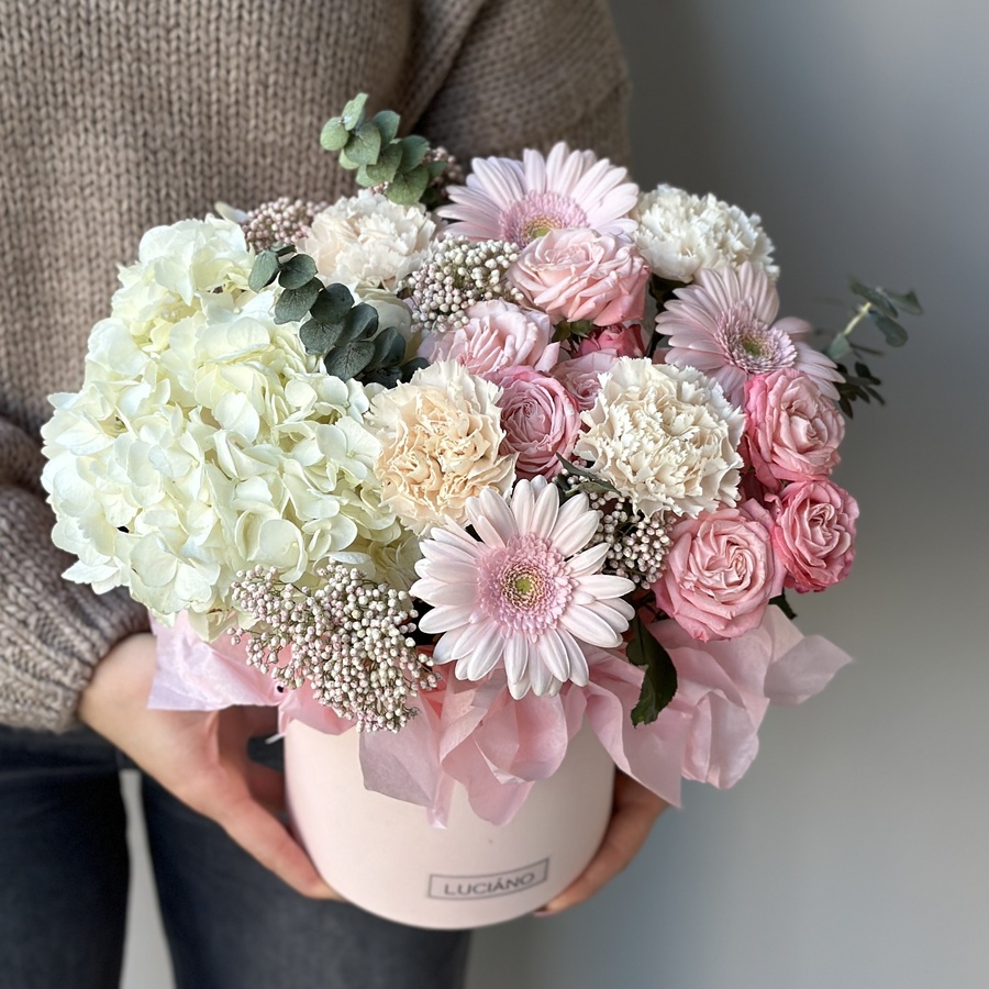 Авторская композиция с диантусами и озотамнусом