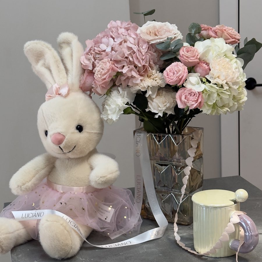 Фреш-букет с пионовидными розами и диантусами