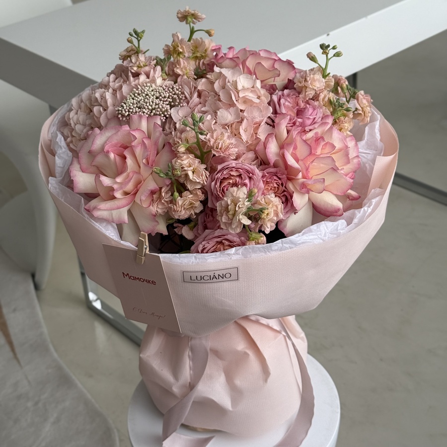 Авторский букет с розами Esperance