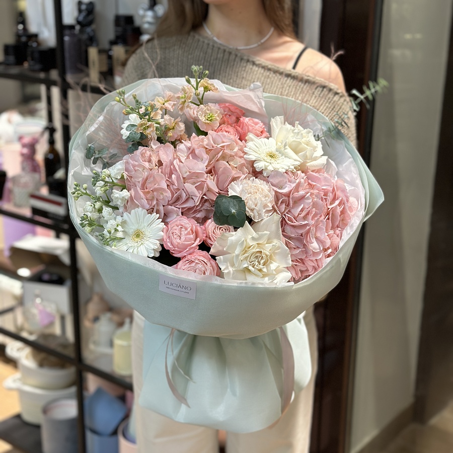 Авторский букет с кустовыми розами и гермини