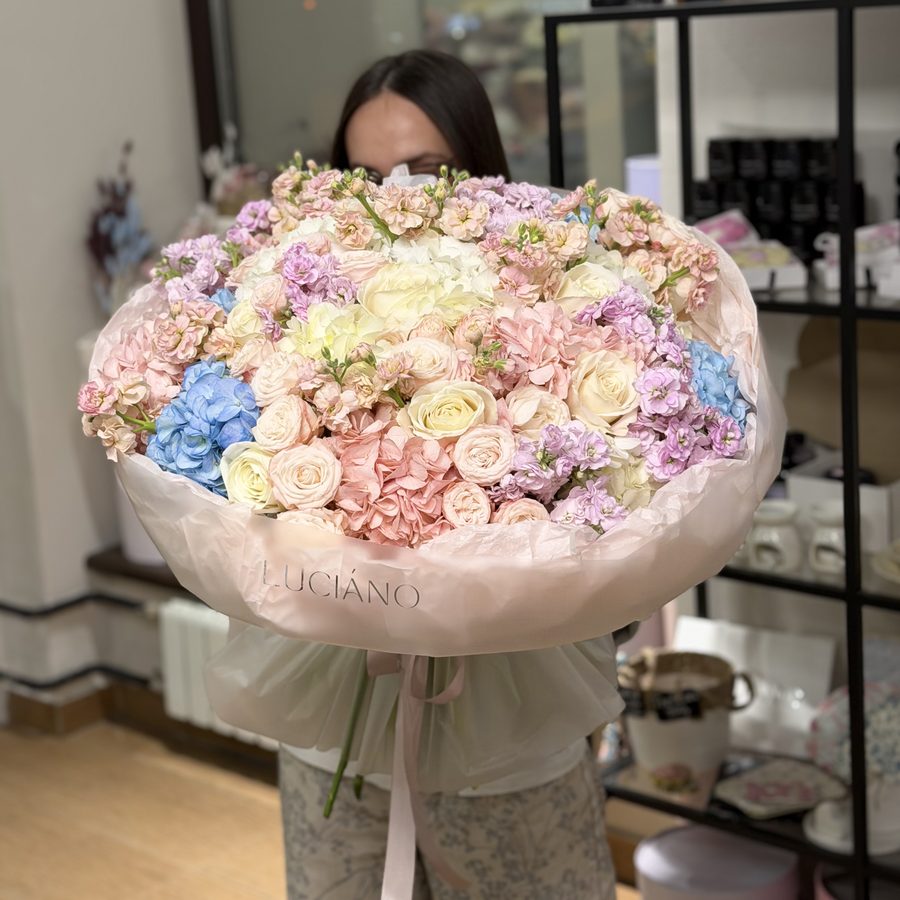 Авторский WOW-букет с маттиолой и кустовыми розами