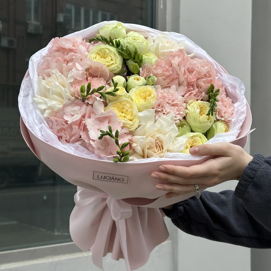 Авторский букет с фрезией и французскими розами