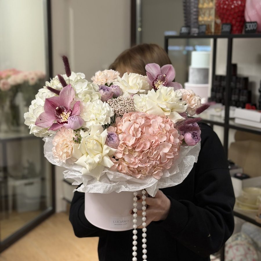 Авторская композиция с диантусами и орхидеями