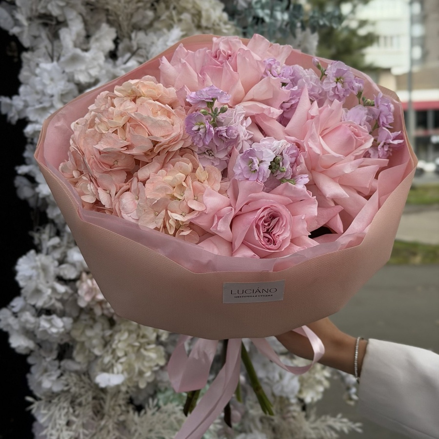 Авторский букет с маттиолой и французской розой Pink O'hara
