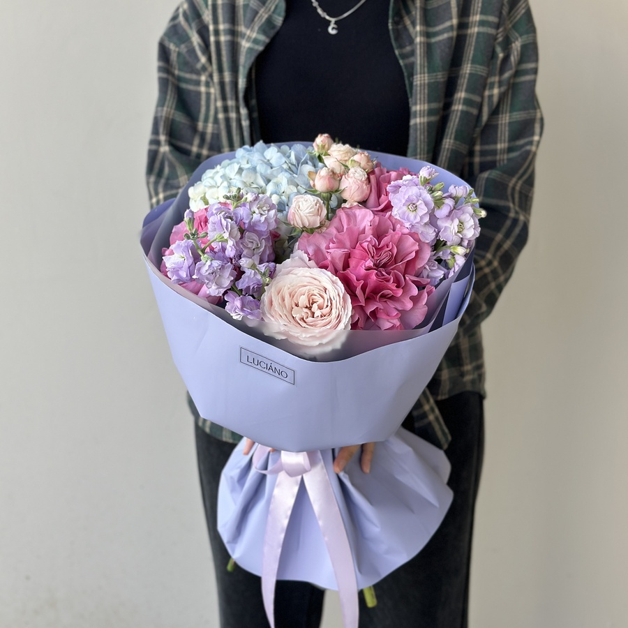 Авторский букет с пионовидными розами