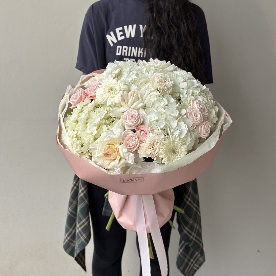 Авторский букет с гермини и диантусами