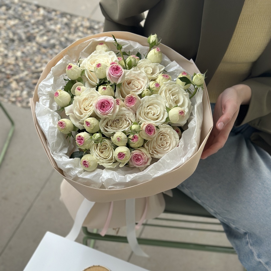 Дуо букет из кустовых роз и роз Playa Blanca