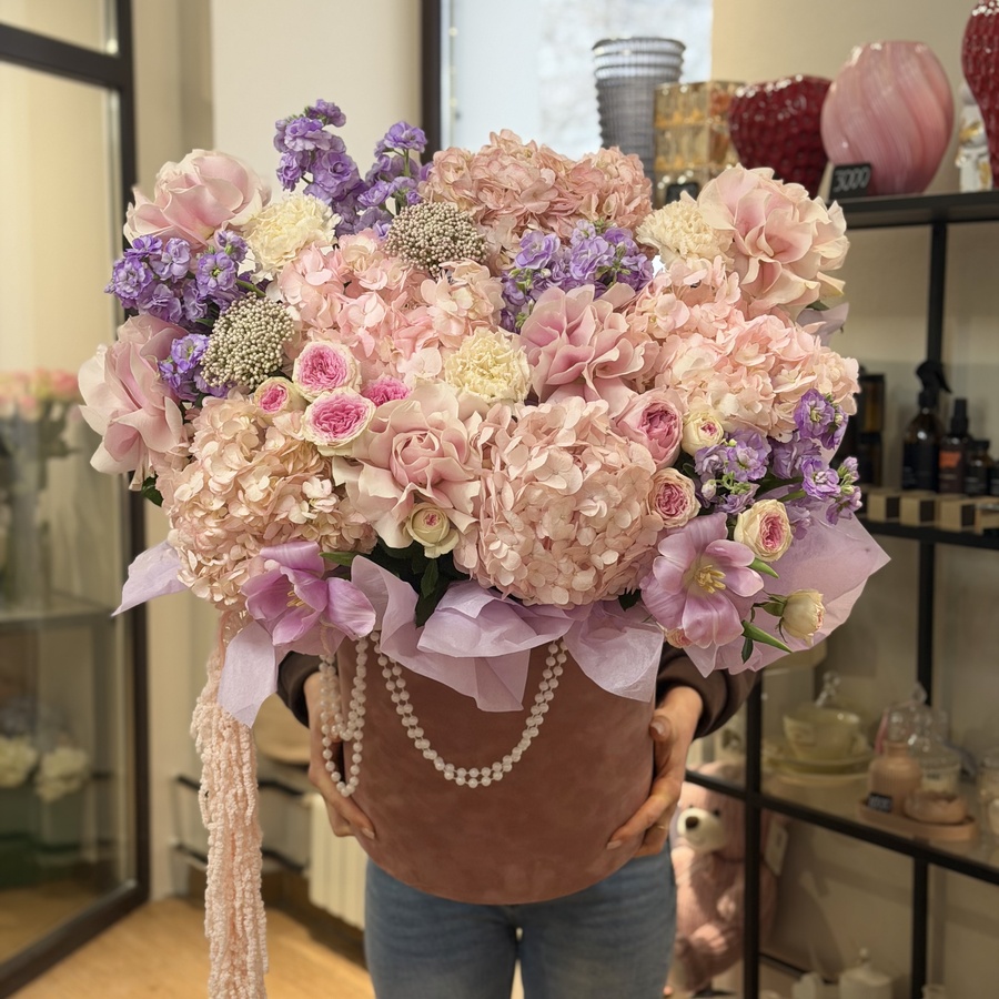 Авторская WOW-композиция с маттиолой и тюльпанами