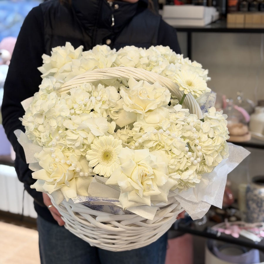 Авторская композиция в белых оттенках