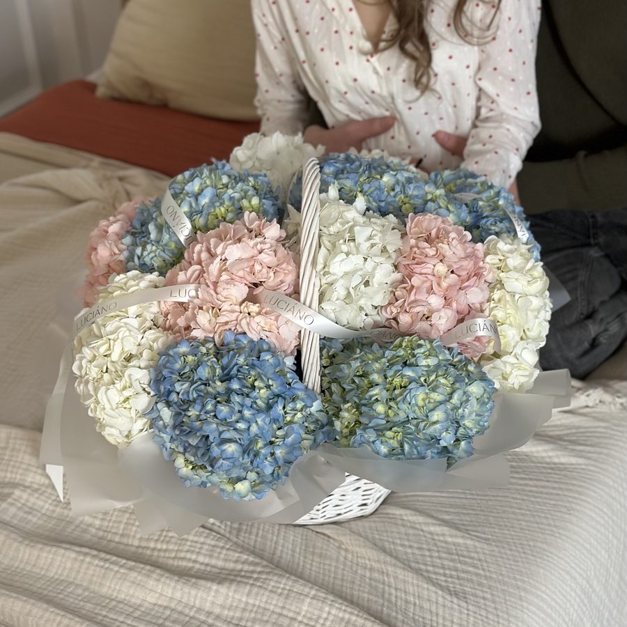 Композиция из гортензий в плетеной корзине