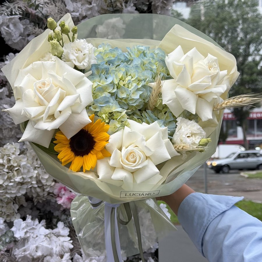 Авторский букет с подсолнухом и эустомой