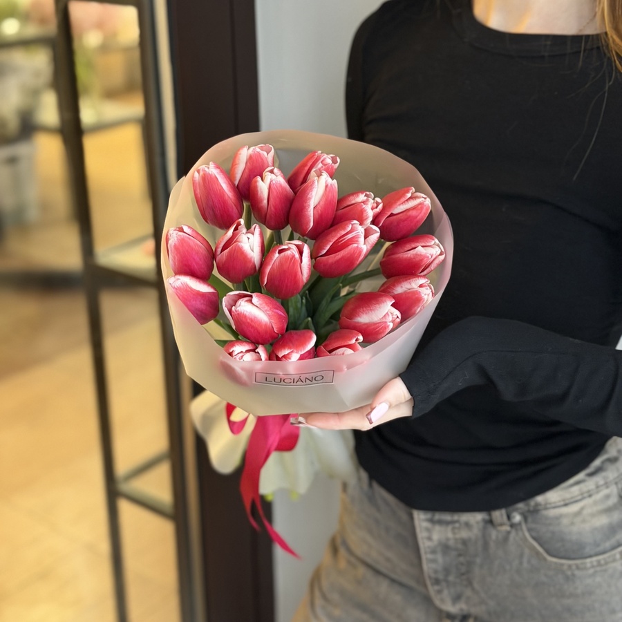 Моно-букет из красно-белых тюльпанов - 19 шт