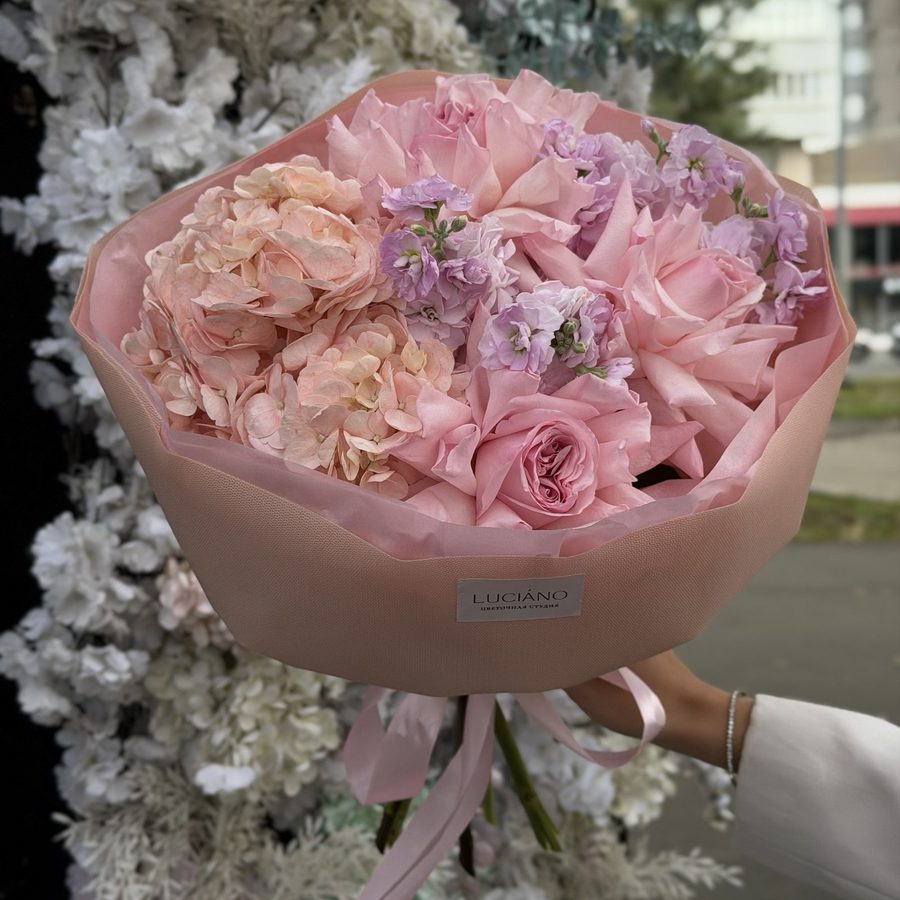 Авторский букет с маттиолой и французской розой Pink O'hara