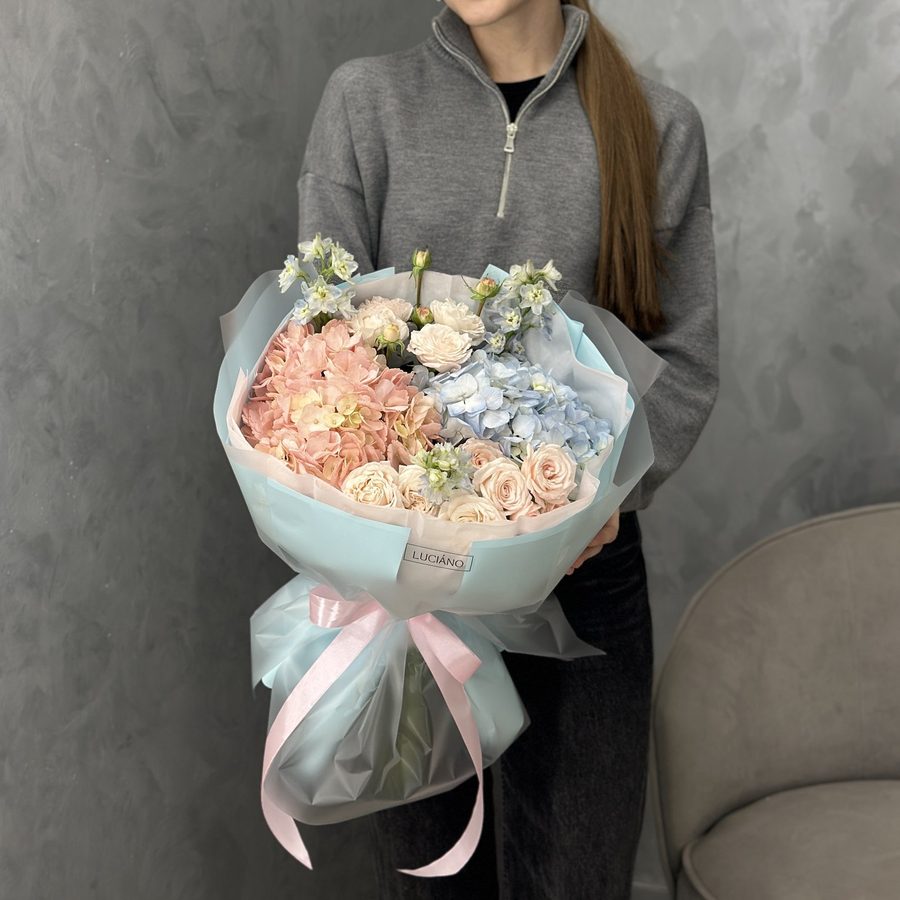 Авторский букет с дельфиниумом
