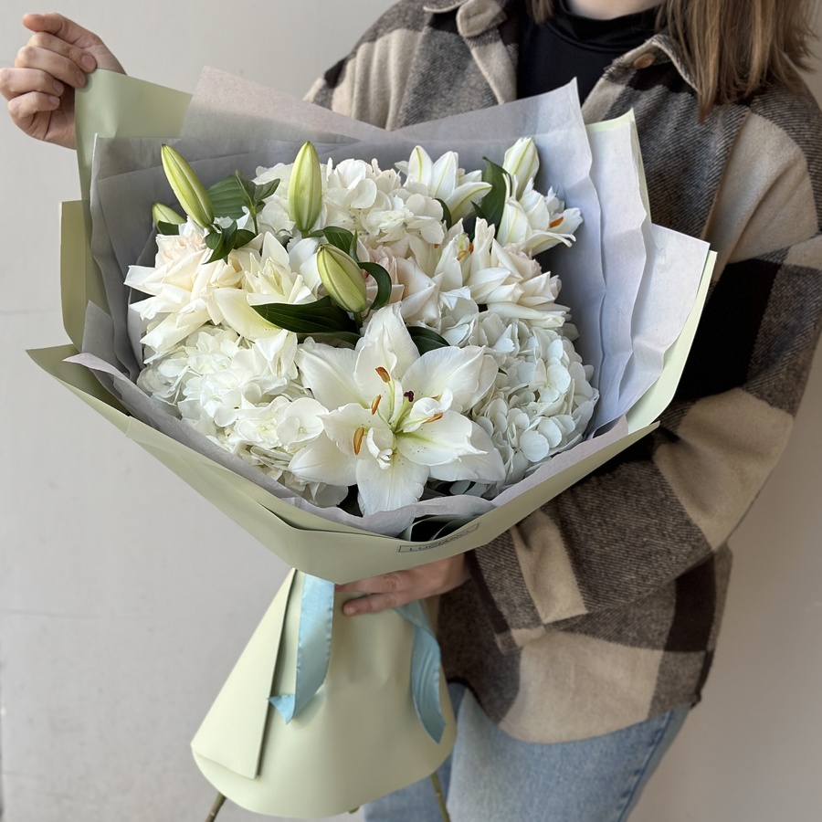 Авторский букет с лилиями
