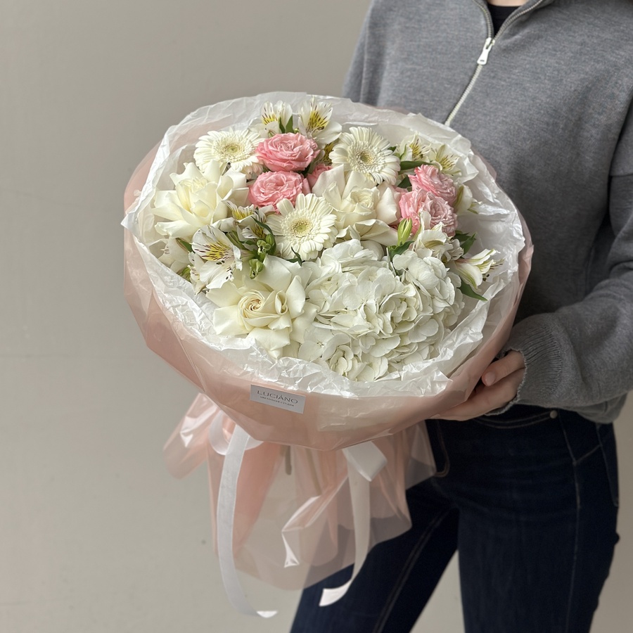 Авторский букет с гермини и кустовыми розами