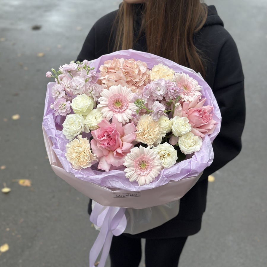 Авторский букет в розовой гамме с диантусами и гермини
