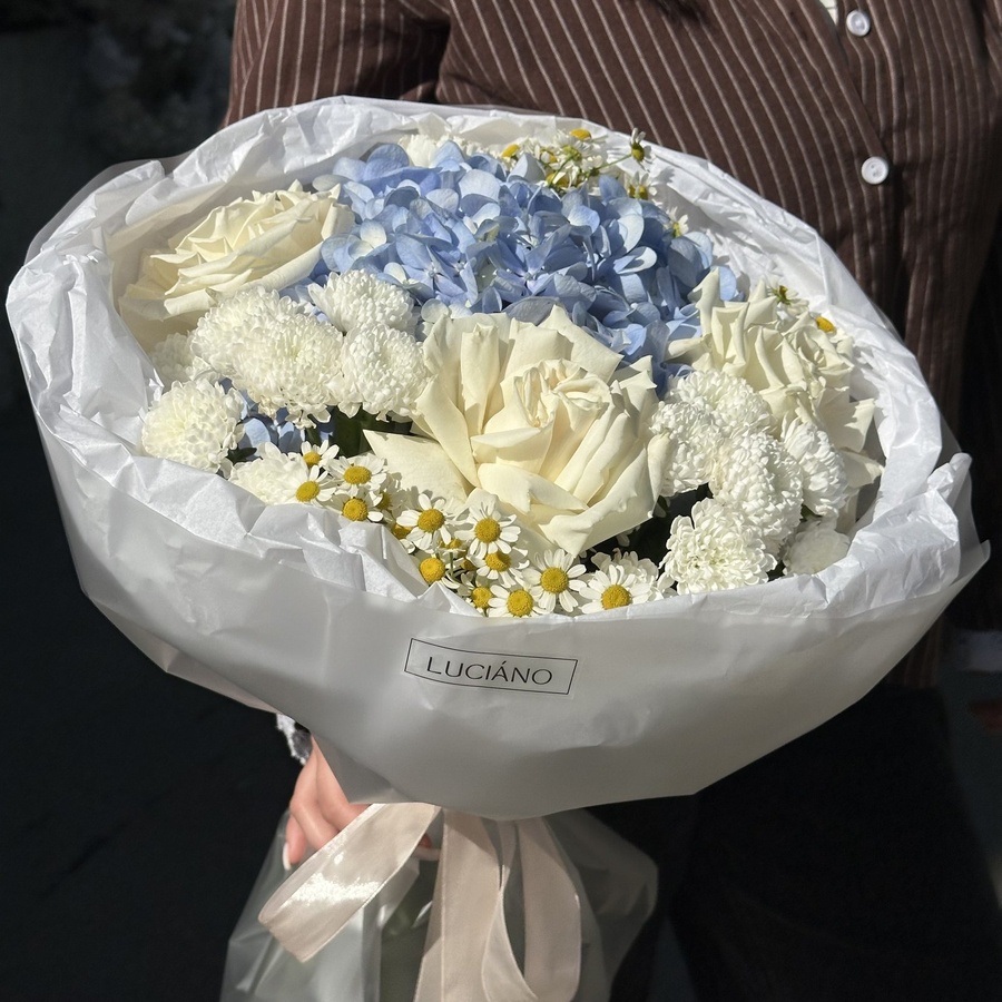 Авторский букет с танацетумом и хризантемой Сантини
