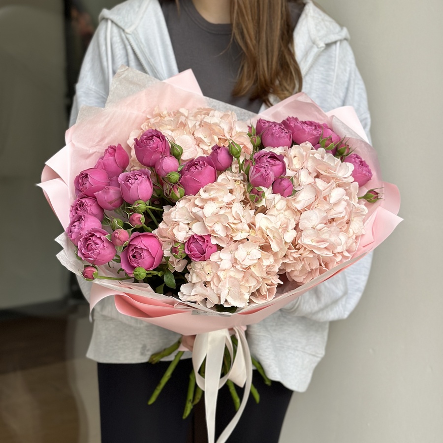 Дуо букет из гортензий и кустовых роз