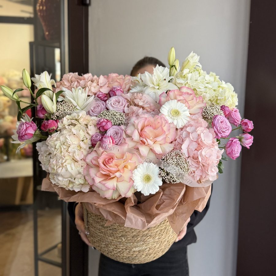 WOW-композиция с розами Esperance и лилиями