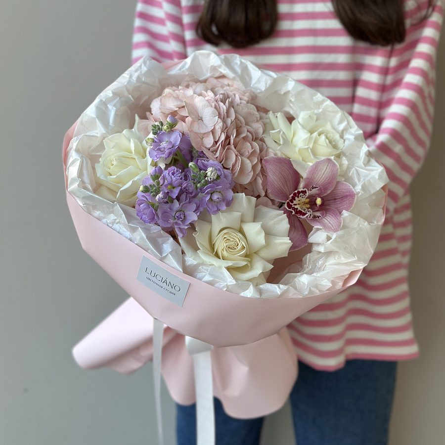 Букет-комплимент с маттиолой и орхидеей