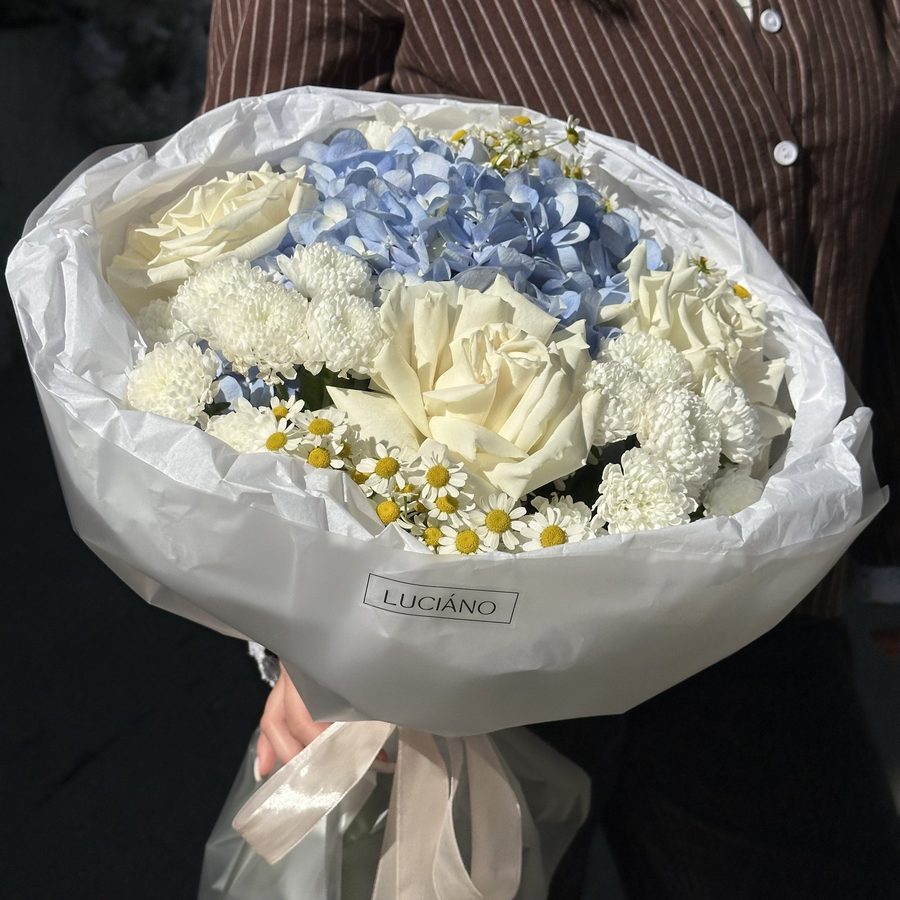 Авторский букет с танацетумом и хризантемой Сантини