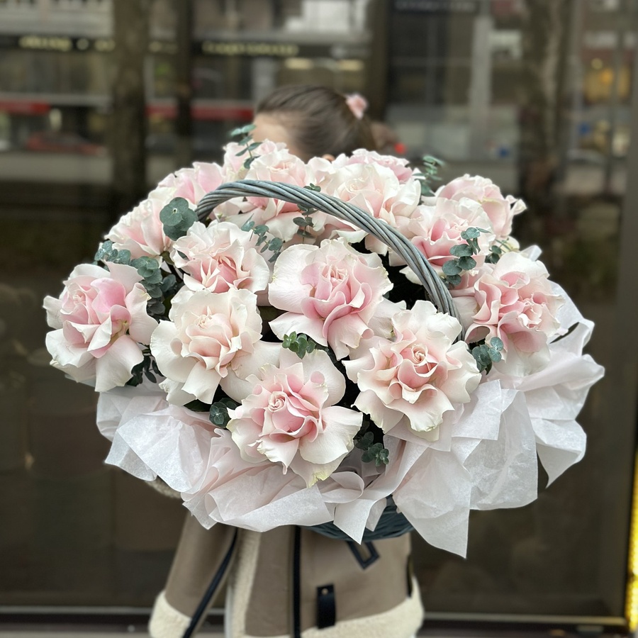 Моно-композиция в корзине из французских роз сорта Pink Mondial с эвкалиптом - 15 шт