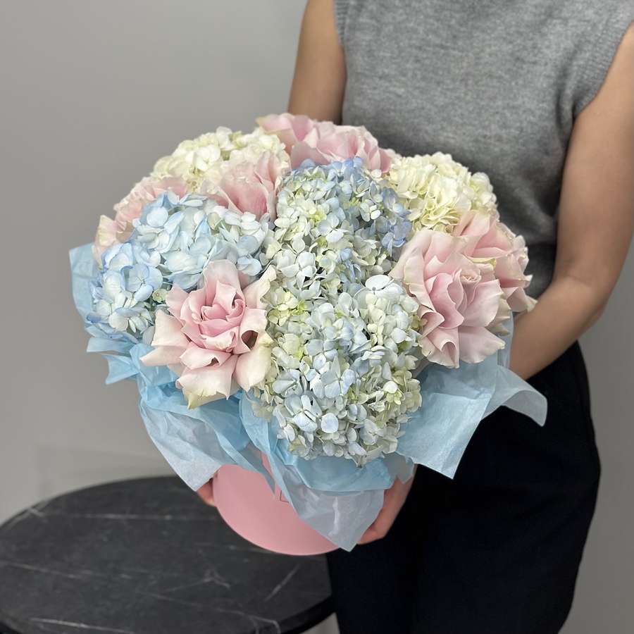 Дуо композиция в боксе с гортензией и французскими розами