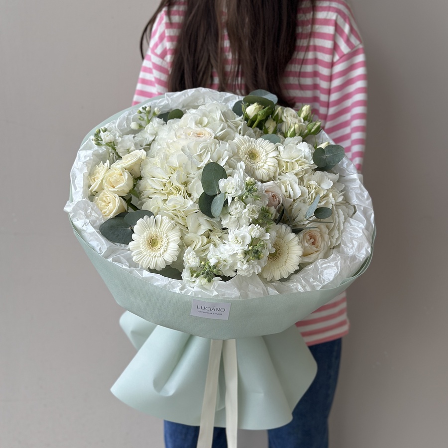 Авторский букет с маттиолой и гермини