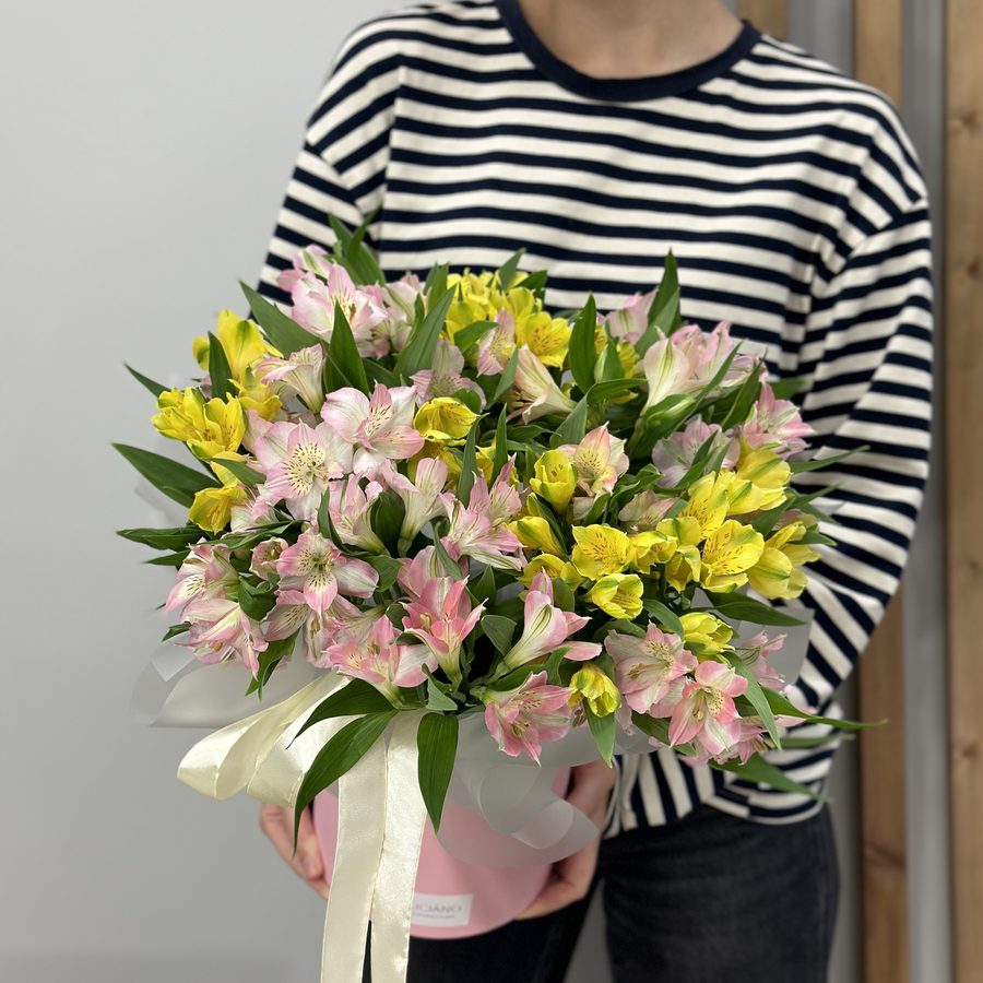 Моно-композиция в боксе из альстромерий