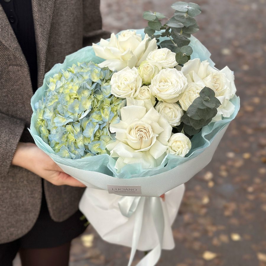 Авторский букет с пионовидными розами