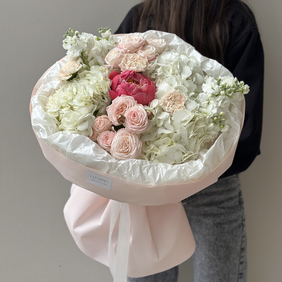 Авторский букет с сезонными пионами