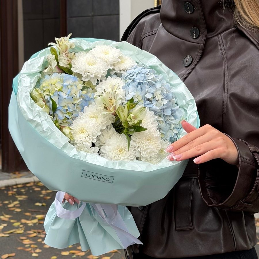 Авторский букет в нежно-синем оттенке