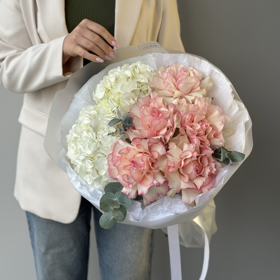 Дуо из гортензий и французских роз