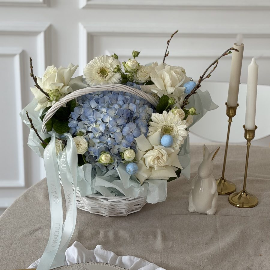 Авторская композиция с голубой гортензией и гермини