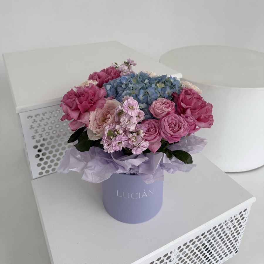 Авторская композиция с маттиолой и кустовыми розами