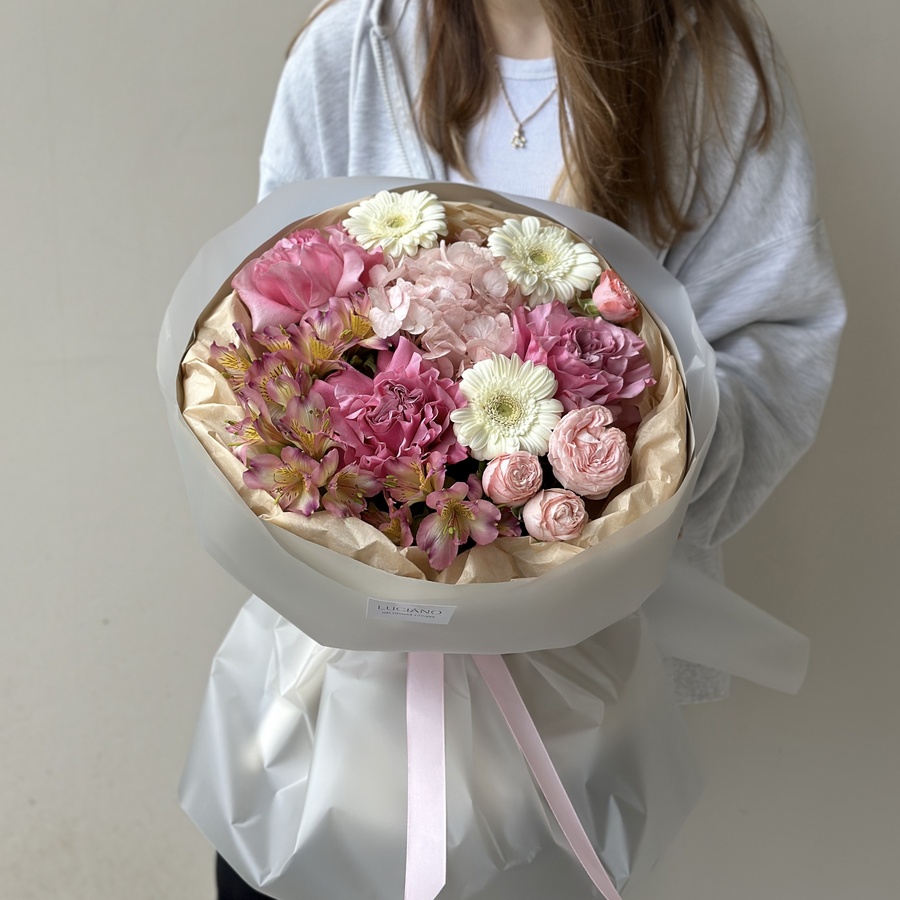 Авторский букет с кустовыми розами и альстромериями