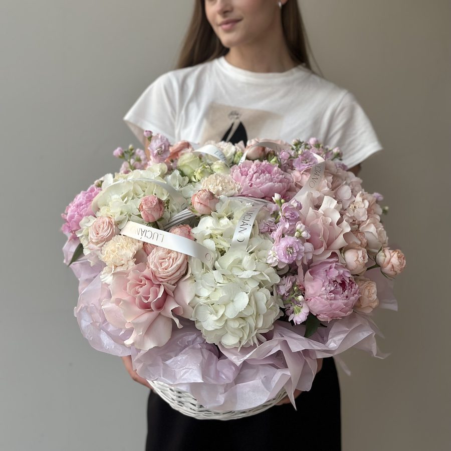 Авторская композиция с гортензией и розами