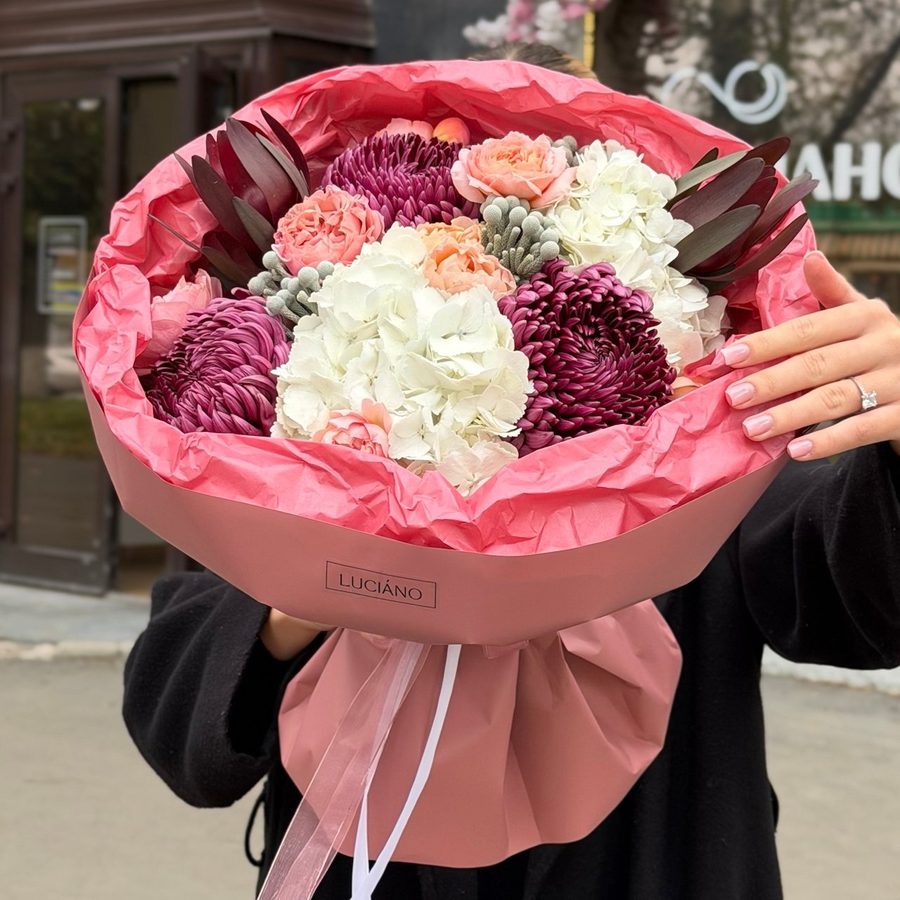 Авторский букет с брунией и хризантемой бигуди