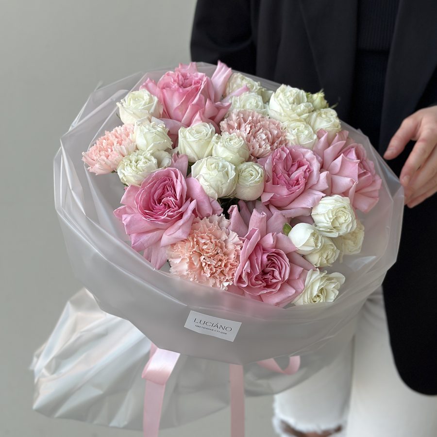 Авторский букет с пионовидными сортами роз