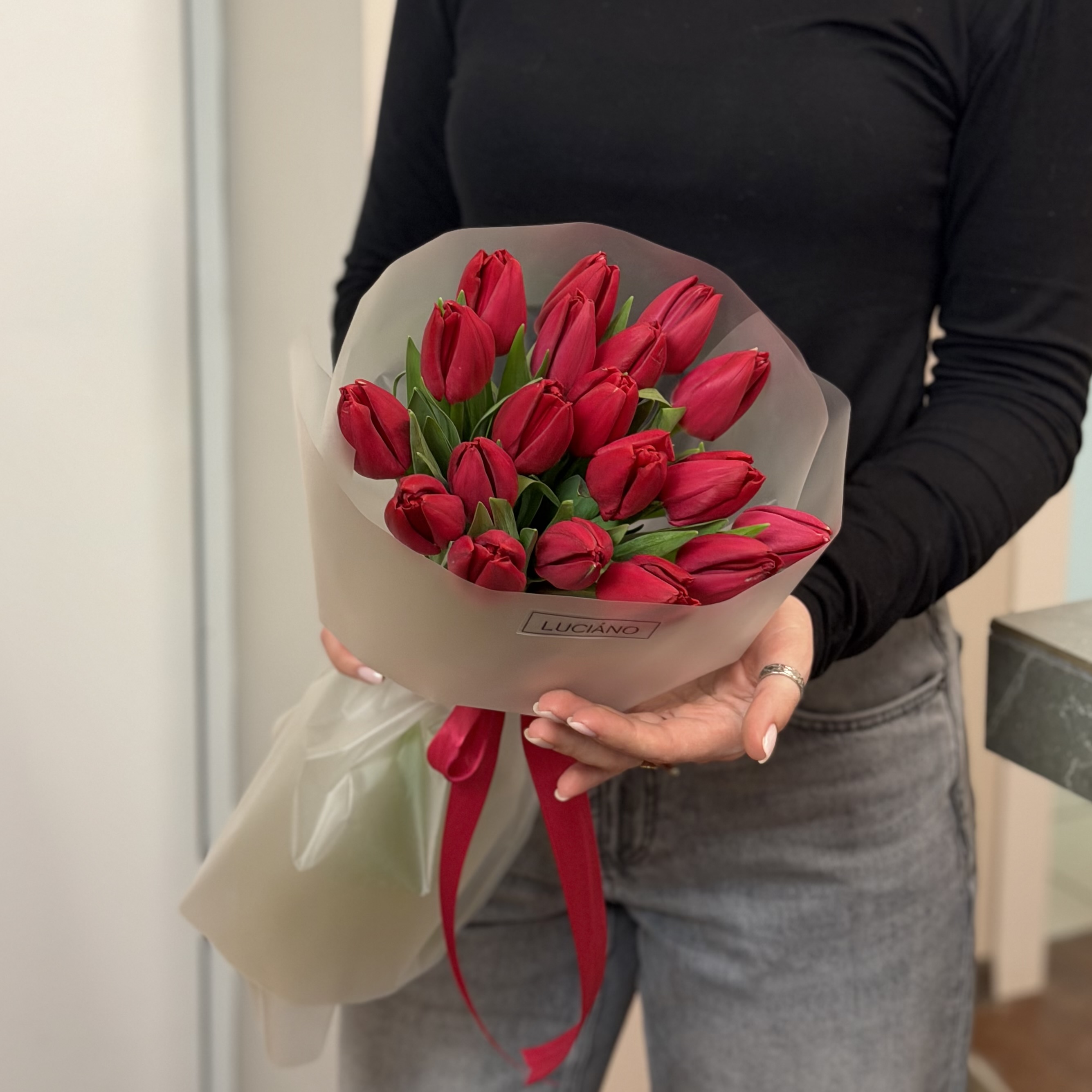 Моно-букет из красных тюльпанов - 19 шт